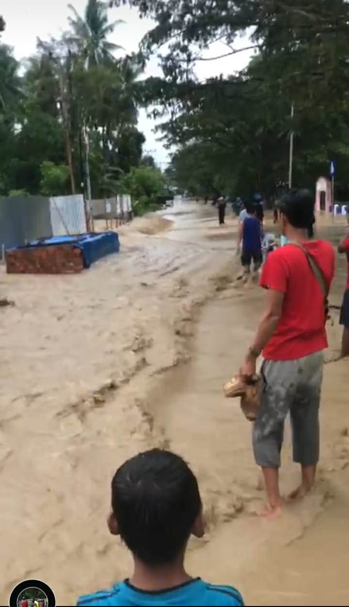Hujan dari Siang Hingga Sore, Jalan Poros Majene-Mamuju Banjir dan Terjadi Kemacetan Parah